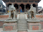 Каменные слоны у входа в храм