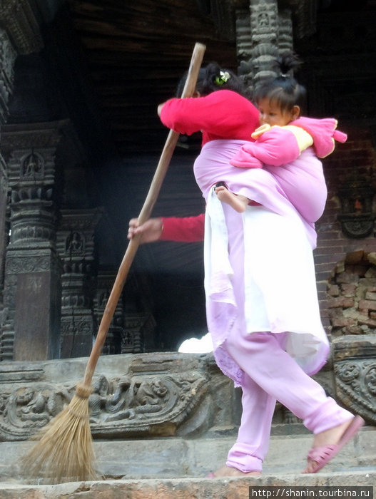 Идет уборка — без отрыва от воспитания реьенка Патан (Лалитпур), Непал