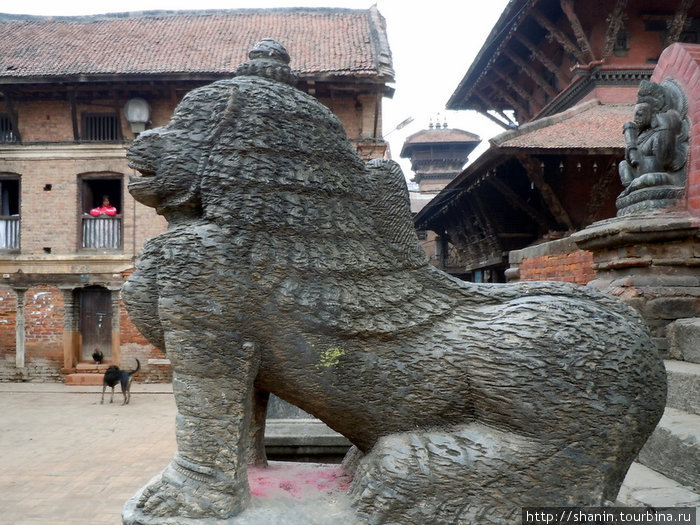 Каменный лев на площади Дурбар в Патане Патан (Лалитпур), Непал
