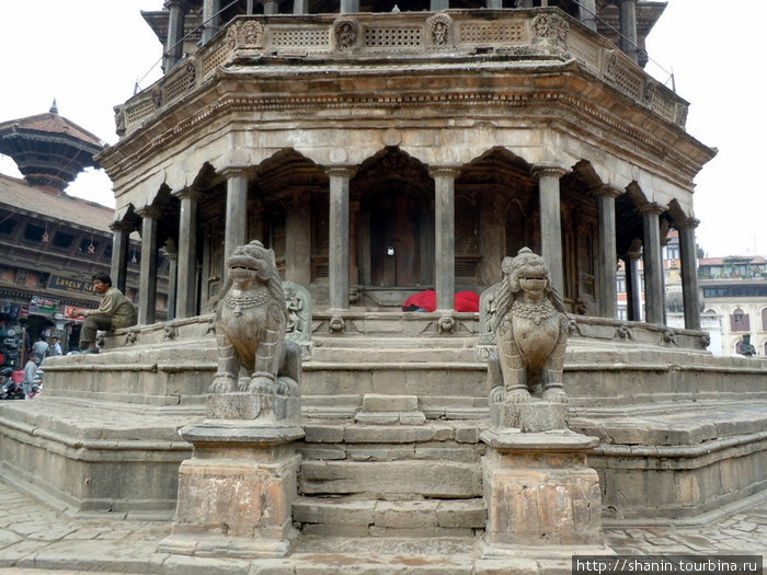 У основания храма Кришна Мандир Патан (Лалитпур), Непал