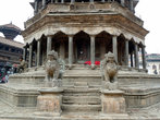 У основания храма Кришна Мандир