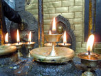 Светильники в Золотом храме в Патане