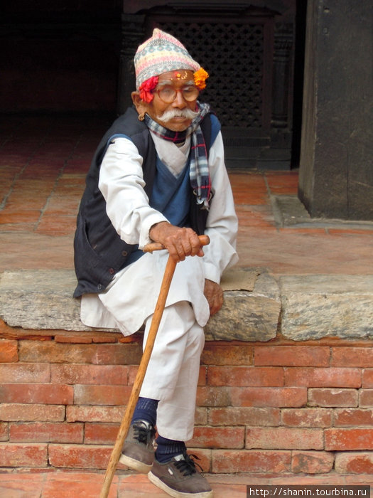 Старик во дворе Патанского музея Патан (Лалитпур), Непал