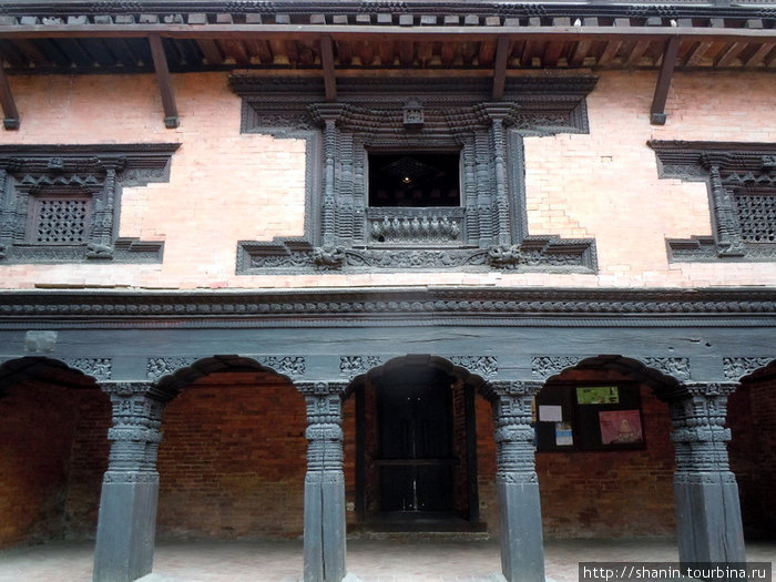 Окно и колонны во внутреннем дворе Патанского музея Патан (Лалитпур), Непал