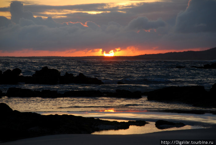 Вид на океан из отеля — закат солнца Пуэрто-Вильямиль, остров Исабела, Эквадор