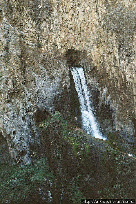 Водопад Абишир-Сай под Ошем —
вода природная течёт прямо из дыры! Ош, Киргизия