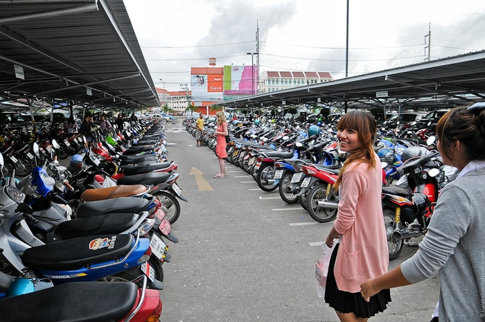 Такого количество мотобайков, как на парковке около самого крупного торгового центра Central Festival, мы даже в Бангкоке не наблюдали. Интересное зрелище. Ката, Таиланд