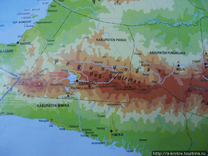 Карты Новой Гвинеи, выпущенные в Индонезии,
всегда врут! На них нарисовано много запланированных,
но так и не построенных дорог! Соронг, Индонезия