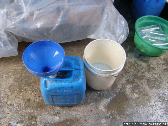 Упаковка дождевой воды
Один пакет = 1000 рупий (3 рубля) Соронг, Индонезия