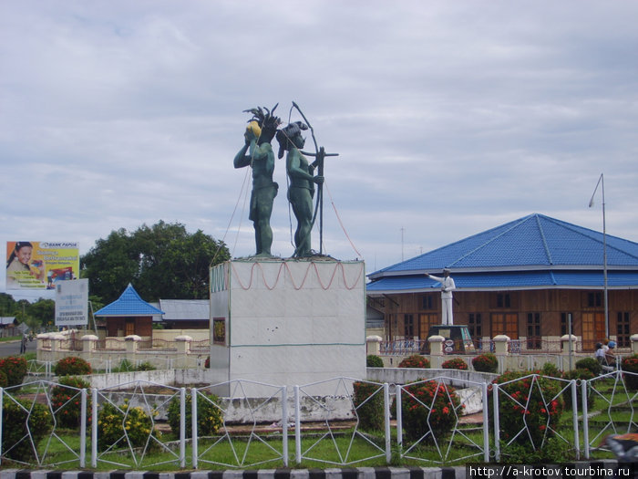 Набире. Памятник (отцам-основателям города?) Маноквари, Индонезия