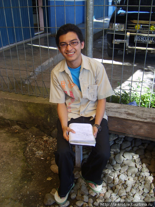 Абдул Рашид Харман, прогрессивный житель г.Набире (англоговорящий, что здесь большая редкость) Маноквари, Индонезия