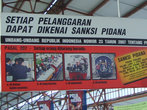 Плакат, запрещающий ездить
снаружи поезда, на товарняке, в кабине локомотива
под угрозой астрономического штрафа