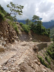 То ли была дорога, то ли есть, то ли только будет — и так в Непале повсеместно прошлое смешано с будущем и вывалено в настоящее