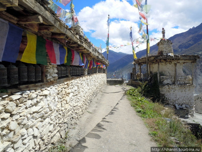 В Гималаях вдоль дорог регулярно встречаются длинные ряды молитвенных барабанов Непал