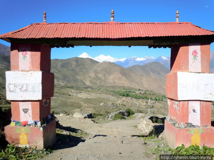 Торжественные, чуть ли не Триумфальные, ворота встречаются повсеместно Непал