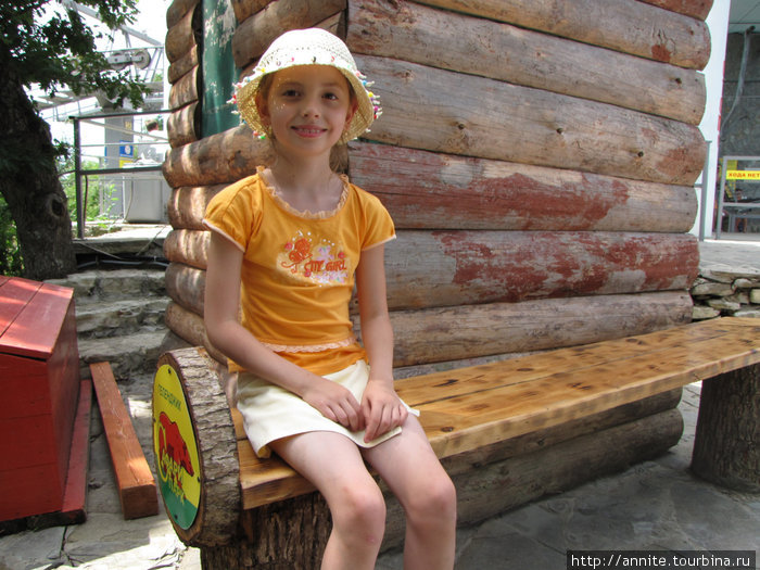 Добро пожаловать в сказку. Валерия на скамейке рядом с избушкой. Геленджик, Россия