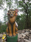 2010 г. Появилось множество фигурок животных. Фигурка льва в верхнем парке.