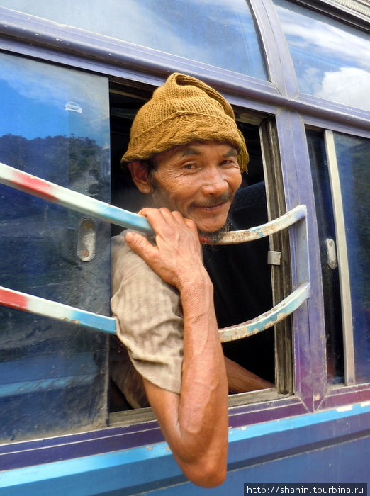 На автобусе и внутри него Непал