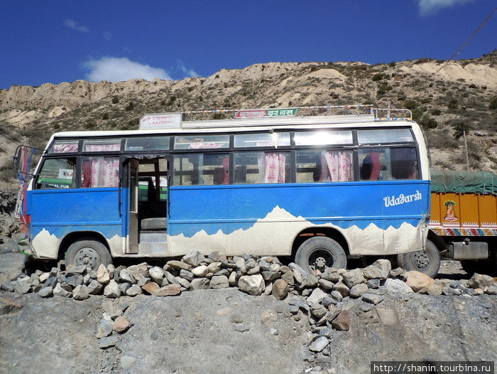На автобусе и внутри него Непал
