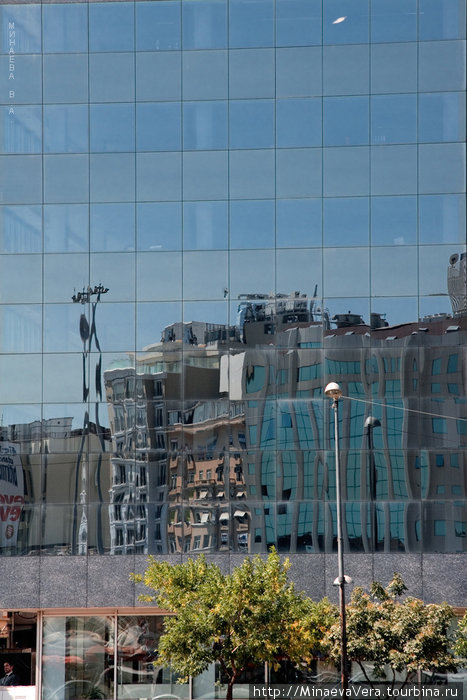 Сегодня  площадь Таксим –  деловой и туристи-ческий центр города, застроенный современными отелями и магазинами. 

Дом на площади Таксим Стамбул, Турция