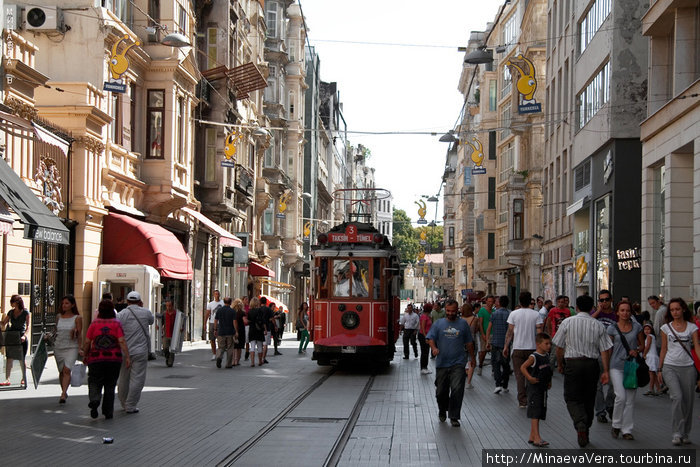 Тот, кто устал, может прокатиться на трамвайчике «Ностальгия»   вдоль всей  улицы Истиклал. Стамбул, Турция