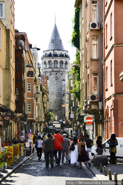 Башня Галата построена в 14 веке и использовалась  как крепость, как тюрьма, как пожарная башня, как маяк  и даже как стартовая площадка Стамбул, Турция