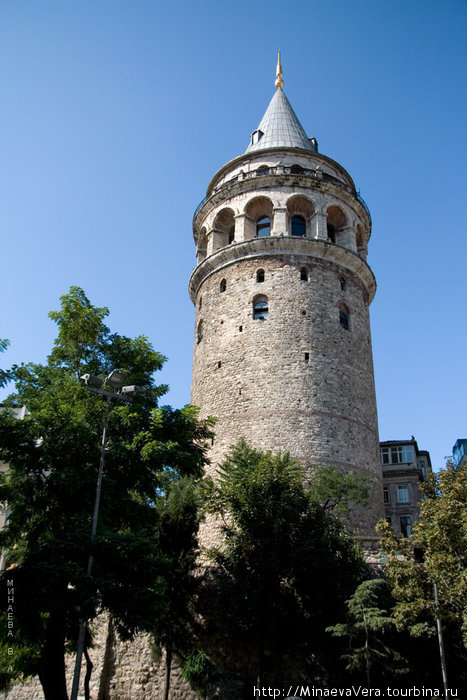 Башня Галата построена в 14 веке и использовалась как крепость, как тюрьма, как пожарная башня, как маяк и даже как стартовая площадка Стамбул, Турция
