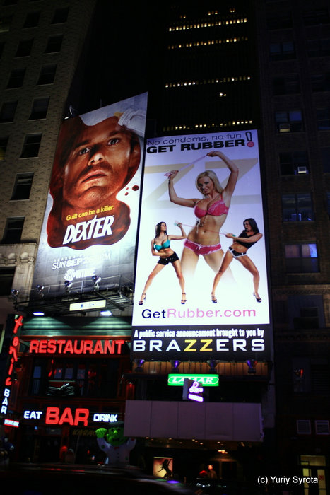 Слева реклама сериала Дэкстер. Надпись: вина может быть убийственной.
Справа реклама презервативов. Надпись: без презервативов нет веселья. Нью-Йорк, CША