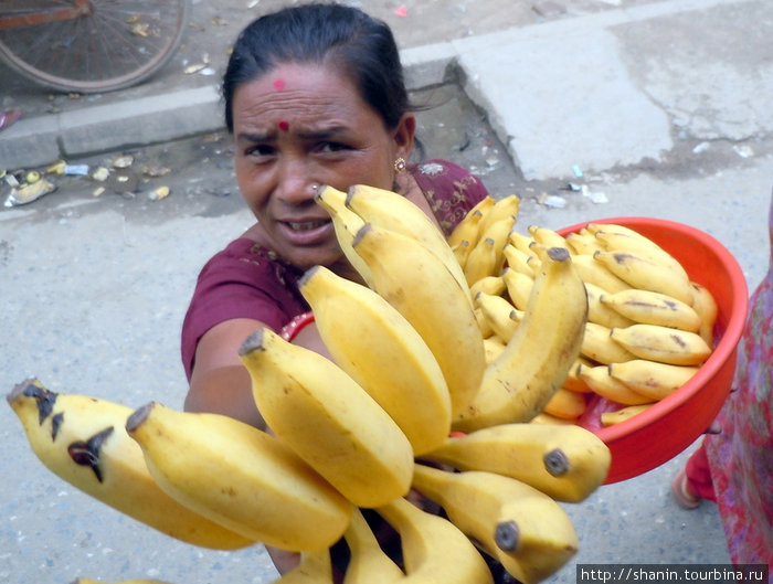 Торговка с бананами Непал