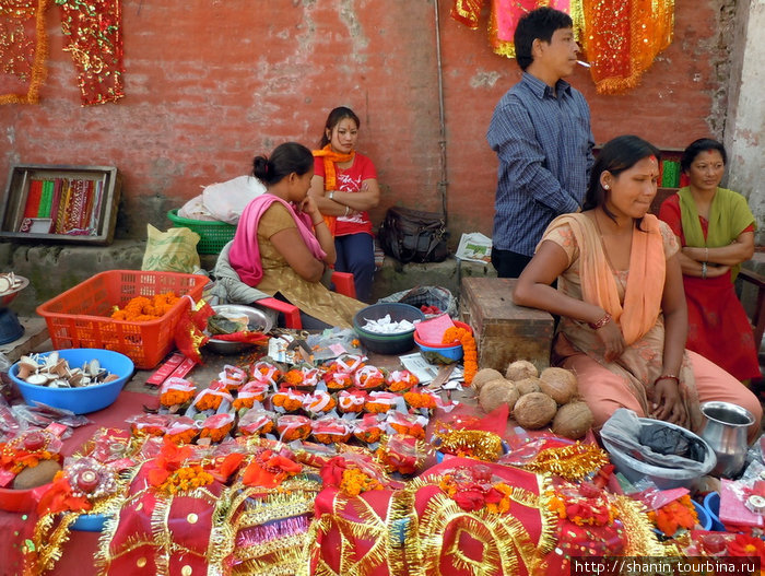 Торговцы у входа в индуистский храм Непал