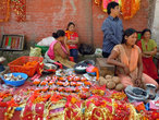 Торговцы у входа в индуистский храм
