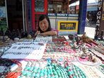 Продавщица сувениров в Покхаре