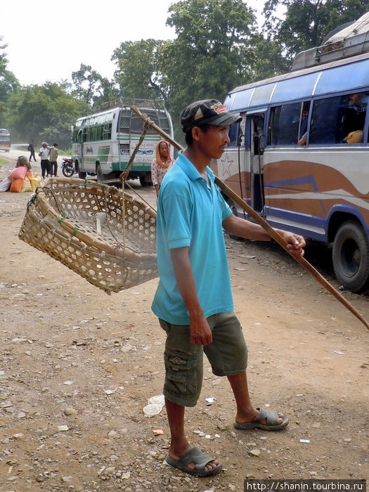Торговец с пустой корзиной Зона Нараяни, Непал