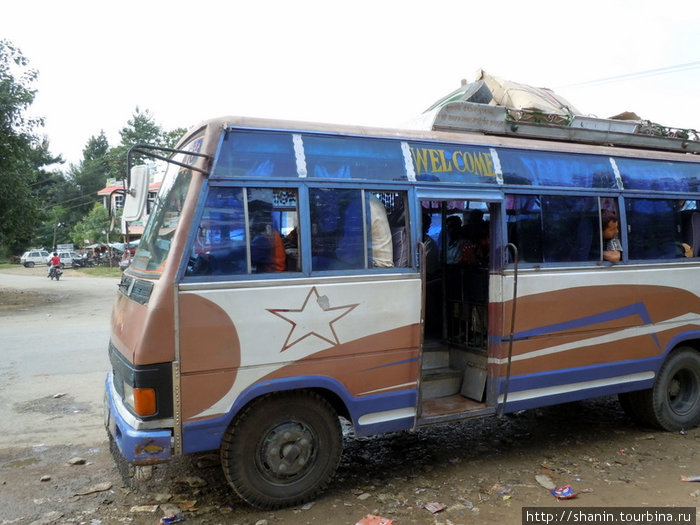Автобус на промежуточной остановке Зона Нараяни, Непал