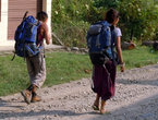 Бэкпакеры на пути в деревню Саураха