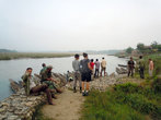 Туристы на берегу реки Рапти