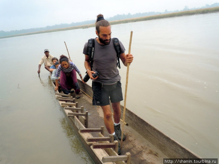Туристы выходят из лодки Зона Нараяни, Непал