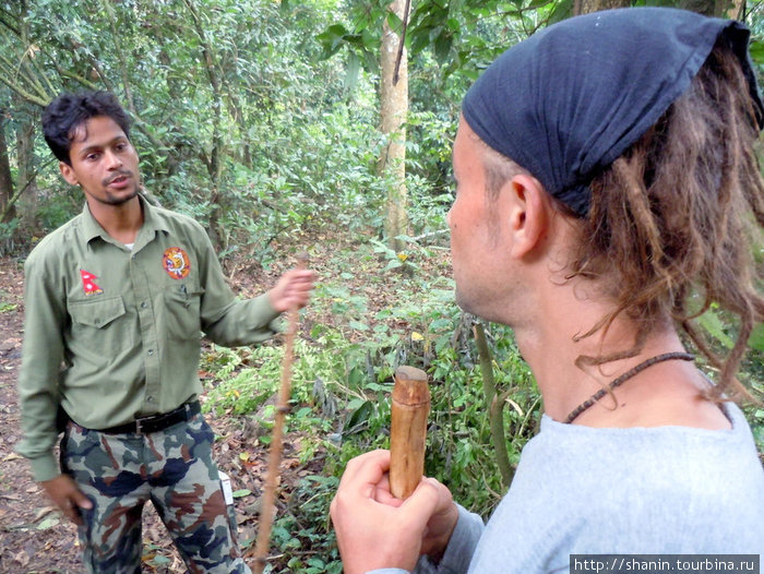 Гид рассказывает как вести себя пр нападении тигров и медведей Зона Нараяни, Непал