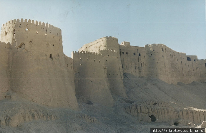 Крепость Бам. Восточный Иран.
Построена в древности из необожжённой глины
подреставрирована в ХХ веке,
но починена не полностью, так что оставалось много развалин,
где было интересно походить. Керман, Иран