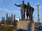 Советские скульптуры
по типу рабочий и колхозница
на одном из мостов в Вильнюсе