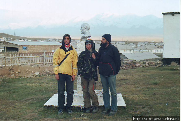 Едем на юг из г.Ош.
Проезжаем Сары-Таш — посёлок на юге Кыргызстана Мургаб, Таджикистан