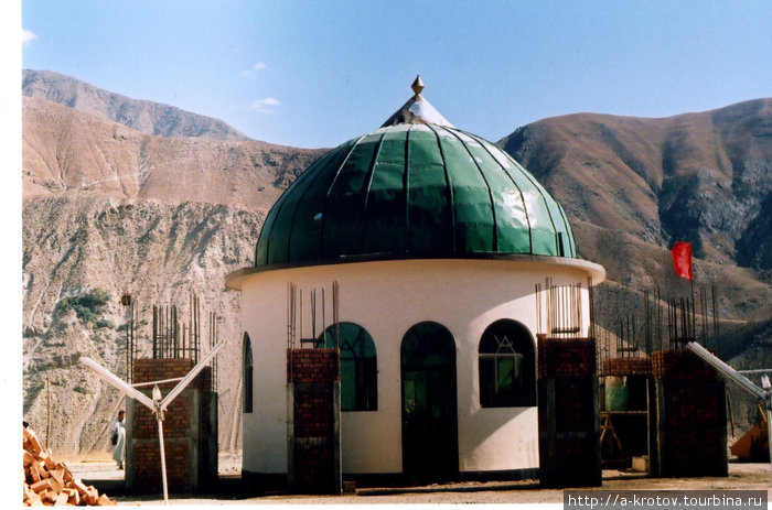Гробница Ахмад Шах Масуда —
национального героя Афганистана
(ум.09.09.2001)
в Панджшерском ущелье
селище Бахарак Базарак, Афганистан