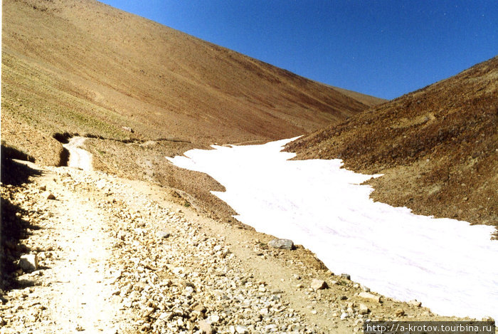 Выше, в горы (высота 4400),
снег даже летом Базарак, Афганистан