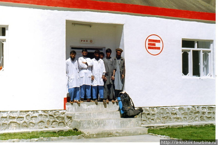 Сотрудники Анджуманской больницы.
Связи нет, электричества нет, транспорт — только на лошадях Khwahan, Афганистан