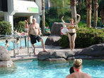 Днем в Лас-Вегасе жарко и все сделано для комфортного отдыха у бассейна.