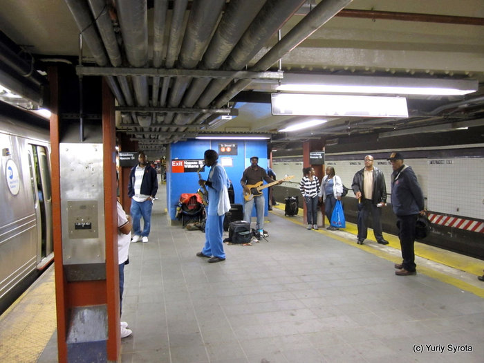 Станция метро. Вечером поезда ходят реже — мы долго ждали и слушали выступление этого дуэта. Саксофон и бас гитара. Еще у них был автомат, который играл партию барабана. Играли они довольно круто. Нью-Йорк, CША