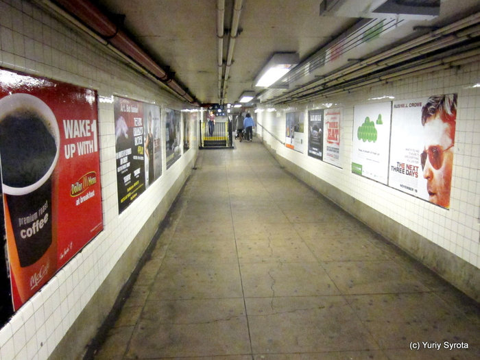 Подземный переход от одной станции к другой. Нью-Йорк, CША