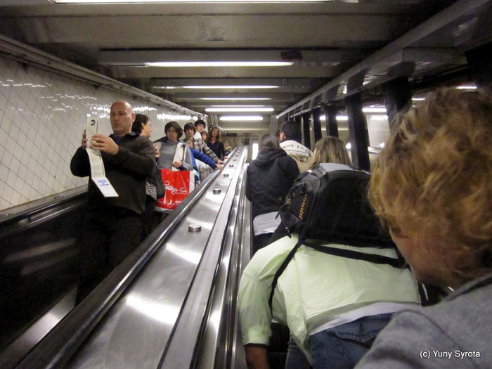 Эскалатор в метро. Нью-Йорк, CША