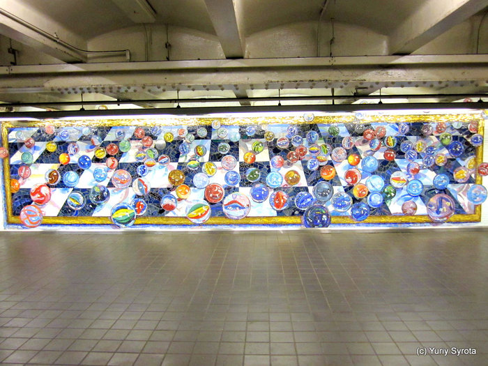 Одна из редких мозаик на стене в метро. Нью-Йорк, CША