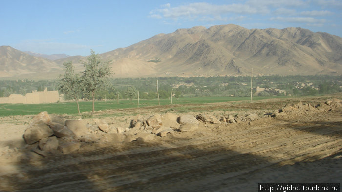 Афганцы тоже занимаются сельским хозяйством, вид на поля. Майданшахр, Афганистан